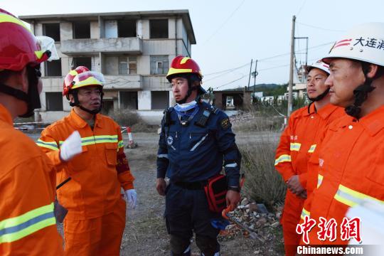 通過(guò)此次演練，進(jìn)一步檢驗(yàn)了部隊(duì)實(shí)戰(zhàn)能力，增強(qiáng)了官兵自信心?！菈鄢?攝